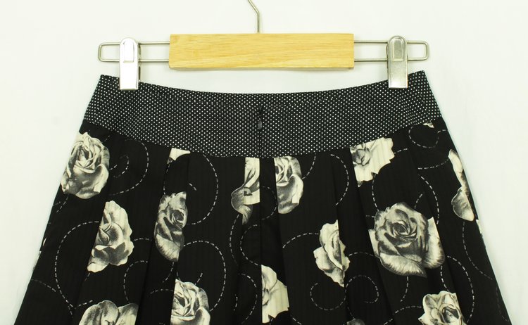SK-139 กระโปรงแฟชั่น&ทำงาน ทรงบาน ผ้าลายดอกกุหลาบขาวพื้นดำ จีบทวิสรอบเอว