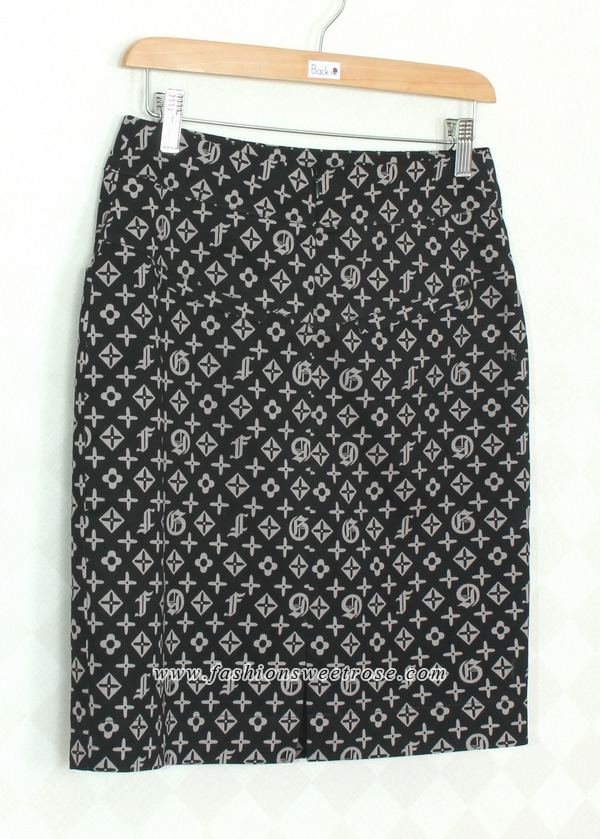 SK-312 กระโปรงแฟชั่น&ทำงาน ทรงสอบ ผ้าญี่ปุ่นพิมพ์ลายกราฟฟิคพื้นดำ ตกแต่งด้วยกระดุม 4 เม็ด