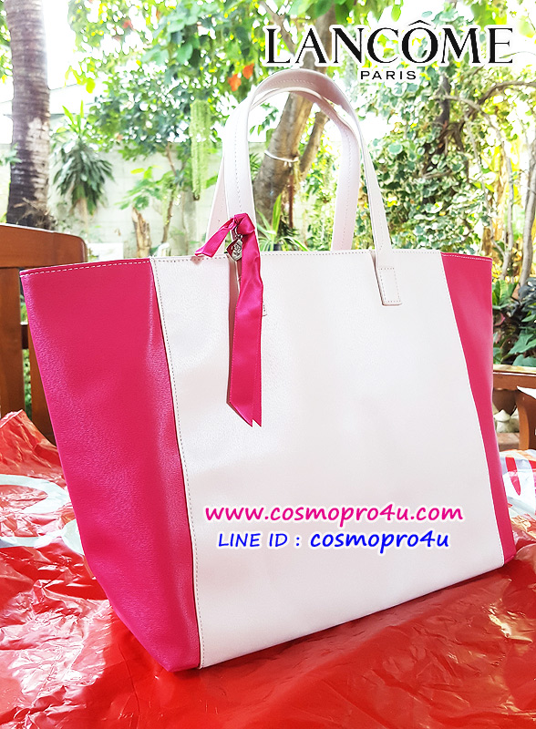 กระเป๋าลังโคม LANCOME bag กระเป๋าหิ้ว (shopping bag) ขนาดกลาง สีขาวด้านข้างสีชมพู ภายในสีชมพู หูหิ้วผูกด้วยริบบิ้นพร้อมโลโก้ลังโคม ขนาด 19x12x6 นิ้ว
