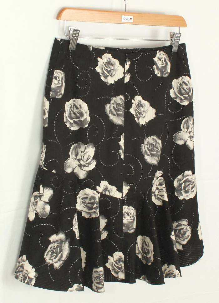 SK-210 กระโปรงแฟชั่น&ทำงาน ทรงย้วย ผ้าคอตต้อนญี่ปุ่นพิมพ์ลายดอกกุหลาบขาวพื้นดำ