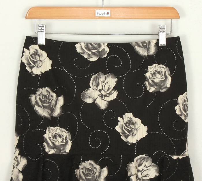 SK-210 กระโปรงแฟชั่น&ทำงาน ทรงย้วย ผ้าคอตต้อนญี่ปุ่นพิมพ์ลายดอกกุหลาบขาวพื้นดำ