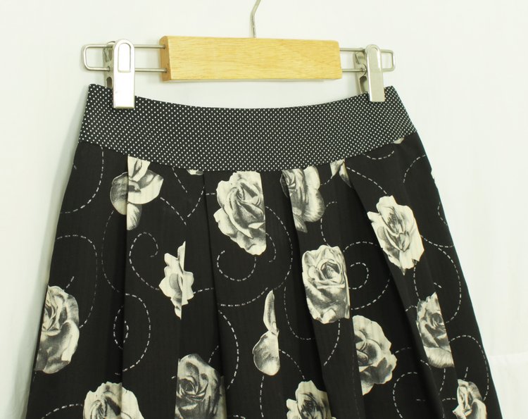 SK-139 กระโปรงแฟชั่น&ทำงาน ทรงบาน ผ้าลายดอกกุหลาบขาวพื้นดำ จีบทวิสรอบเอว