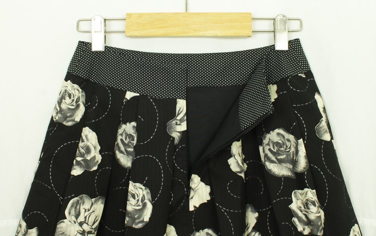 SK-139 กระโปรงแฟชั่น&ทำงาน ทรงบาน ผ้าลายดอกกุหลาบขาวพื้นดำ จีบทวิสรอบเอว