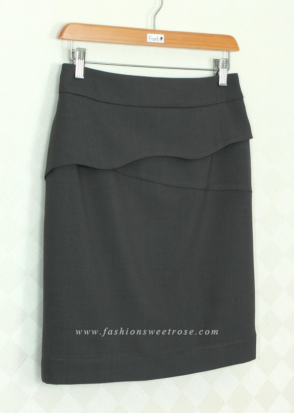 SK-375 กระโปรงทรงสอบ ผ้า Rose Skin สีเทาดำ ด้านหน้ากระโปรงออกแบบตัดต่อมีชิ้นแต่งด้านหน้า