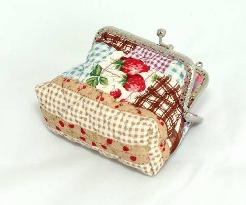 QLT-006 กระเป๋าปิ๊กแป๊กแบบ 2 ช่อง ใส่เหรียญและธนบัตร ผ้าลายผลไม้โทนน้ำตาล