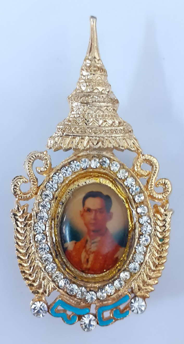 รหัส พระเหรียญคณาจารย์ 012 ล็อกเก็ตเข็มกลัดกะไหล่ทองฝังเพชรในหลวงรัชกาลที่ 9
