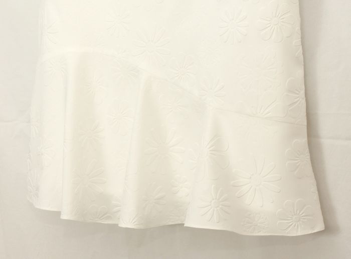 SK-219 กระโปรงแฟชั่น&ทำงาน ทรงย้วย ผ้าไหมอิตาลีพิมพ์นูนลายดอกไม้ สีขาวออฟไวท์