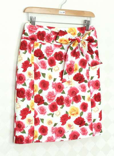 SK-338 กระโปรงแฟชั่น&ทำงาน ทรงสอบ ผ้าคอตต้อนญี่ปุ่นพิมพ์ลายดอกกุหลาบแดง ชมพู เหลือง พื้นขาว พร้อมโบว์คาดเอว