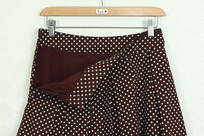 SK-270 กระโปรงแฟชั่น&ทำงาน ทรงบาน ผ้าคอตต้อนญี่ปุ่นพิมพ์จุดขาวพื้นน้ำตาลเข้ม