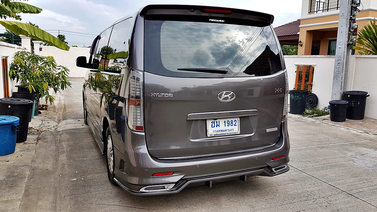 HYUNDAI H-1 DELUXE รถคุณเดี่ยว สุริยน [ เบาะ + คอนโซล +ไฟ oem หน้าหลัง led + จอเพดาน + ชุดแต่ง ] - ฮม1982
