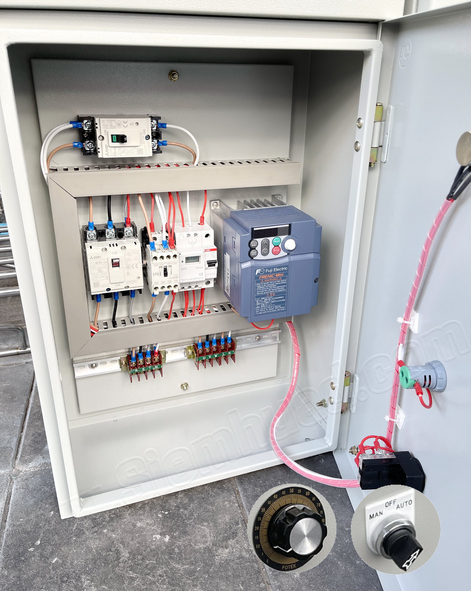 ตู้ควบคุมอินเวอร์เตอร์ ควบคุมมอเตอร์ Start Stop ออโตเมติก + ติดตั้ง วอลลุ่ม สตาร์ทสต็อป จากภายนอก อินเวอร์เตอร์ (อุปกรณ์ WALL MOUNTING CABINET (KJL), Control Switch (TEND), MCCB (MITSUBISHI), MCB (ABB), INVERTER (FUJI), Weekly Timer (PNC)