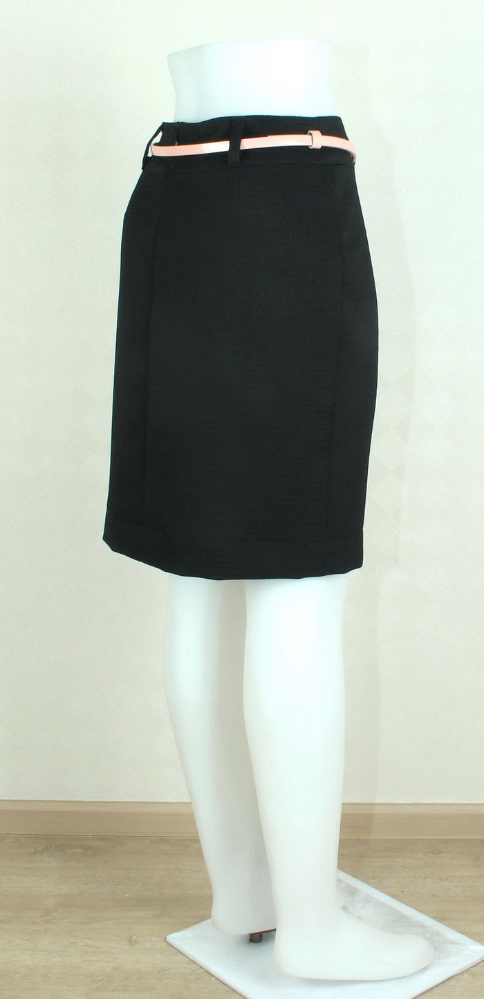 SK-267 กระโปรงแฟชั่น&ทำงาน ทรงสอบแบบผ่าหน้า ผ้า FENDI สีดำ ด้านหน้ากระโปรงจับจีบทวิส