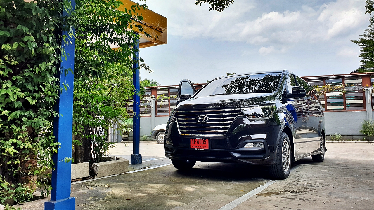 HYUNDAI H-1 ELITE 2018 [ ประตูไฟฟ้า + เบาะ vip + ท้าย 60:40 + คอนโซลทีวี32 นิ้ว ] { น4105 }