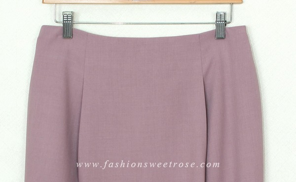 SK-369 กระโปรงทรงสอบ ผ้า Rose Skin สีม่วงกะปิ ด้านหน้ากระโปรงจับจีบทวิช ดีไซน์เรียบหรู