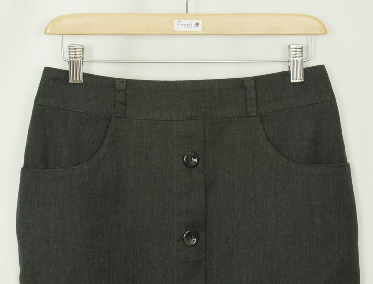 SK-180 กระโปรงแฟชั่น&ทำงาน ทรงสอบ ผ้าญี่ปุ่นสีดำ มีลายในตัว ตกแต่งด้วยกระดุม 4 เม็ด