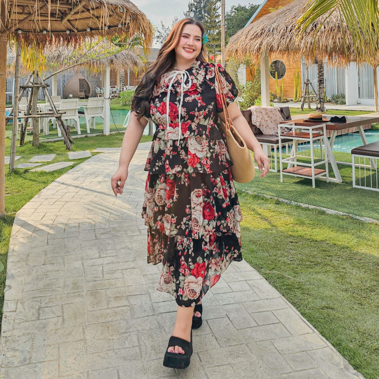 A218 แม็กซี่เดรส สาวอวบ งานกระโปรงซ้อนชั้น ลายดอกกุหลาบ ออฟไวท์ ดำ ฟ้า อกได้ถึง40-50นิ้ว หน้าผ้า52นิ้ว