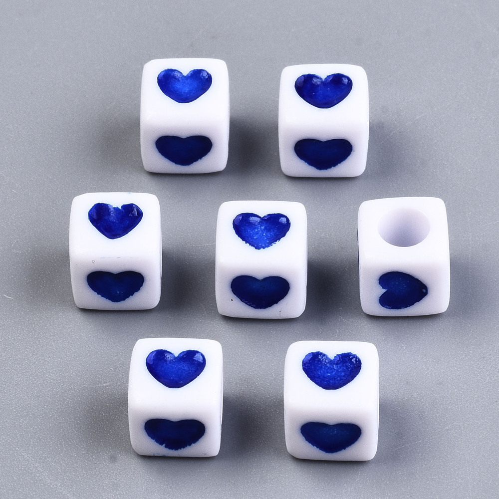 ลูกปัดอะครีลิค สีเหลี่ยมสีขาว ตรงกลางรูปหัวใจสีน้ำเงิน ขนาด 7x7x4 มม. รู 4 มม. แพ็ค 1900pcs/500g