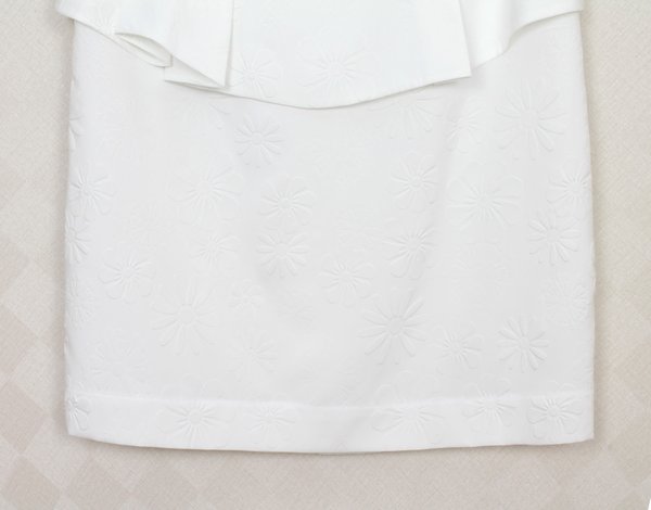 SK-275 กระโปรงแฟชั่น&ทำงาน ทรงสอบ ผ้าไหมอิตาลีสีขาวพิมพ์ลายนูนรูปดอกไม้ ด้านหน้ากระโปรงจับจีบระบาย