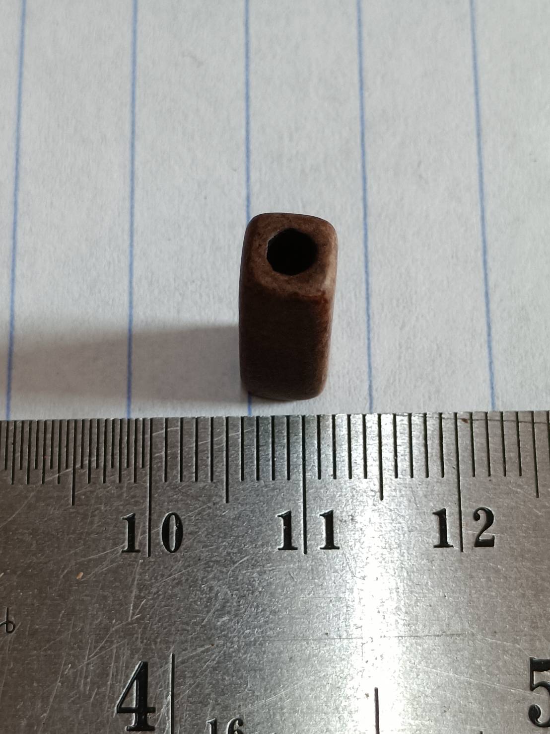 ลูกปัดแท่งทรงเหลี่ยม ขนาด 17x6 มม.รู 3 มม. สีน้ำตาล แพ็ค 50 ชิ้น