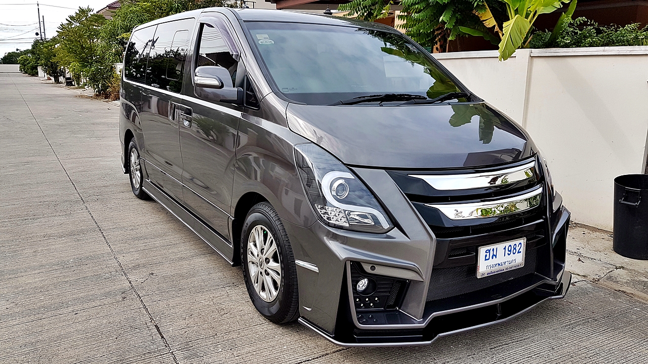 HYUNDAI H-1 DELUXE รถคุณเดี่ยว สุริยน [ เบาะ + คอนโซล +ไฟ oem หน้าหลัง led + จอเพดาน + ชุดแต่ง ] - ฮม1982