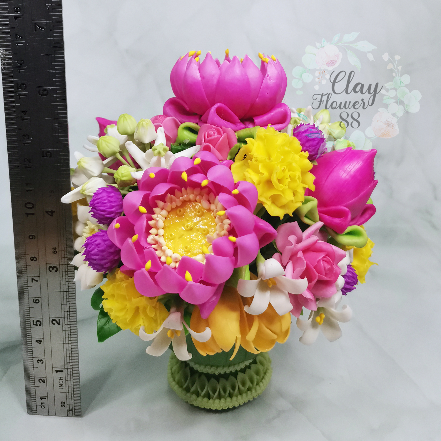 พานดอกบัว สีชมพู ดอกไม้ ถวายพระ งาน ดอกไม้ ประดิษฐ์ จาก ดินไทย แซมด้วย ดอกไม้ มงคล จัดในพานใบตอง (สูง 6.5 นิ้ว )