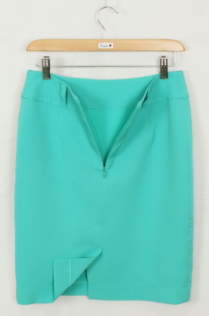 กระโปรงแฟชั่น&ทำงาน กระโปรงทรงสอบ ผ้าไหมอิตาลีสีเขียวพาสเทล ชายกระโปรงตีเกร็ดแต่งด้วกระดุม / SK-226