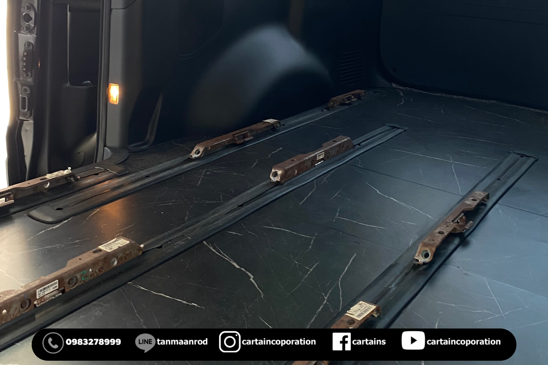 HYUNDAI H-1 ELITE รถฮุนได เฮชวัน ทำสีภายในใหม่จากสีครีม เป็น เทา ดำ ปูพื้นรถลายหินอ่อน หุ้มหลังคา พร้อมแดมป์