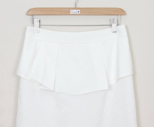 SK-275 กระโปรงแฟชั่น&ทำงาน ทรงสอบ ผ้าไหมอิตาลีสีขาวพิมพ์ลายนูนรูปดอกไม้ ด้านหน้ากระโปรงจับจีบระบาย