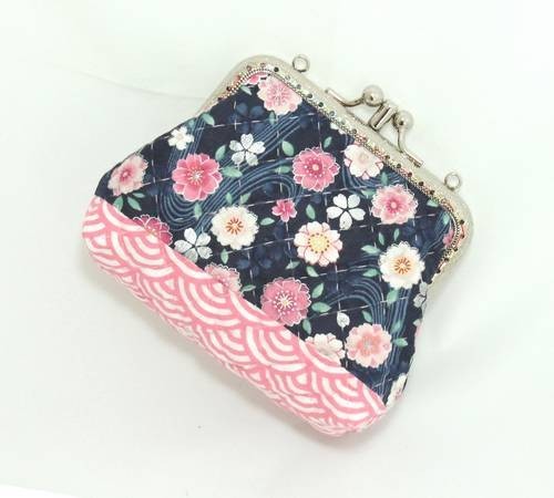 QLT-012 กระเป๋าปิ๊กแป๊กแบบ 2 ช่อง ใส่เหรียญและธนบัตร ผ้าลายดอกไม้กราฟฟิกพื้นน้ำเงิน