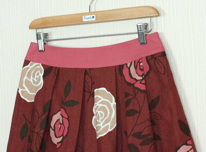SK-246 กระโปรงแฟชั่น&ทำงาน ทรงบาน ลายดอกกุหลาบ โทนแดงเลือดหมู จีบทวิสรอบเอว