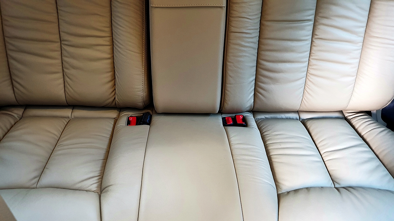 HYUNDAI H-1 ELITE 2018 [ ประตูไฟฟ้า + เบาะ vip + ท้าย 60:40 + คอนโซลทีวี 24 นิ้ว ] { บ1326 }