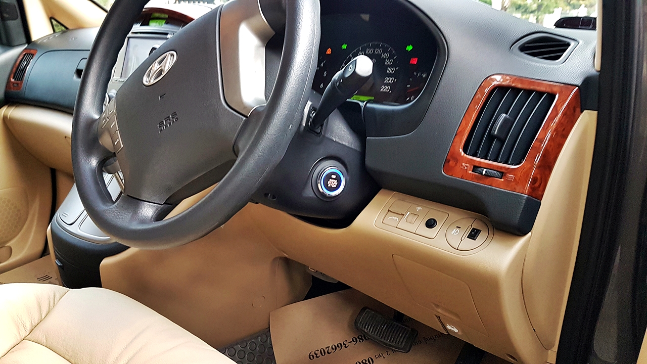 HYUNDAI H-1 DELUXE รถคุณเดี่ยว สุริยน [ เบาะ + คอนโซล +ไฟ oem หน้าหลัง led + จอเพดาน + ชุดแต่ง ] - ฮม1982