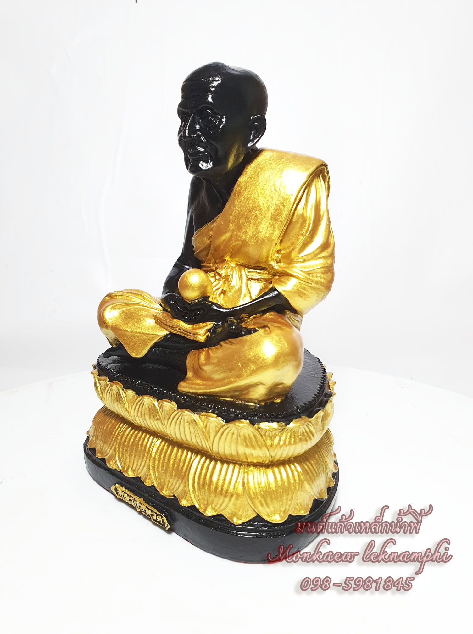 หลวงปู่ทวดแร่เหล็กน้ำพี้ องค์นิลดำห่มจีวรทอง หน้าตัก 5 นิ้ว