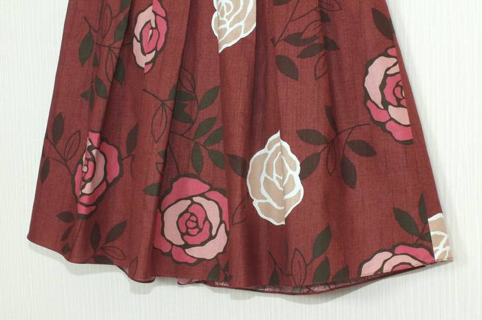 SK-246 กระโปรงแฟชั่น&ทำงาน ทรงบาน ลายดอกกุหลาบ โทนแดงเลือดหมู จีบทวิสรอบเอว