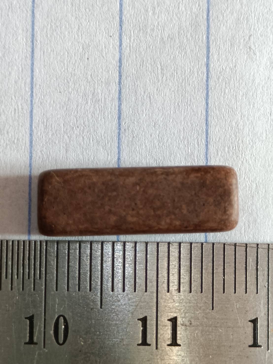 ลูกปัดแท่งทรงเหลี่ยม ขนาด 17x6 มม.รู 3 มม. สีน้ำตาล แพ็ค 50 ชิ้น