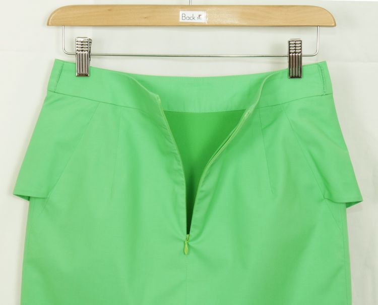 SK-069 กระโปรงทรงสอบ ผ้าคอตต้อนญี่ปุ่นสีเขียวมะนาว ด้านหน้ากระโปรงจับจีบระบาย