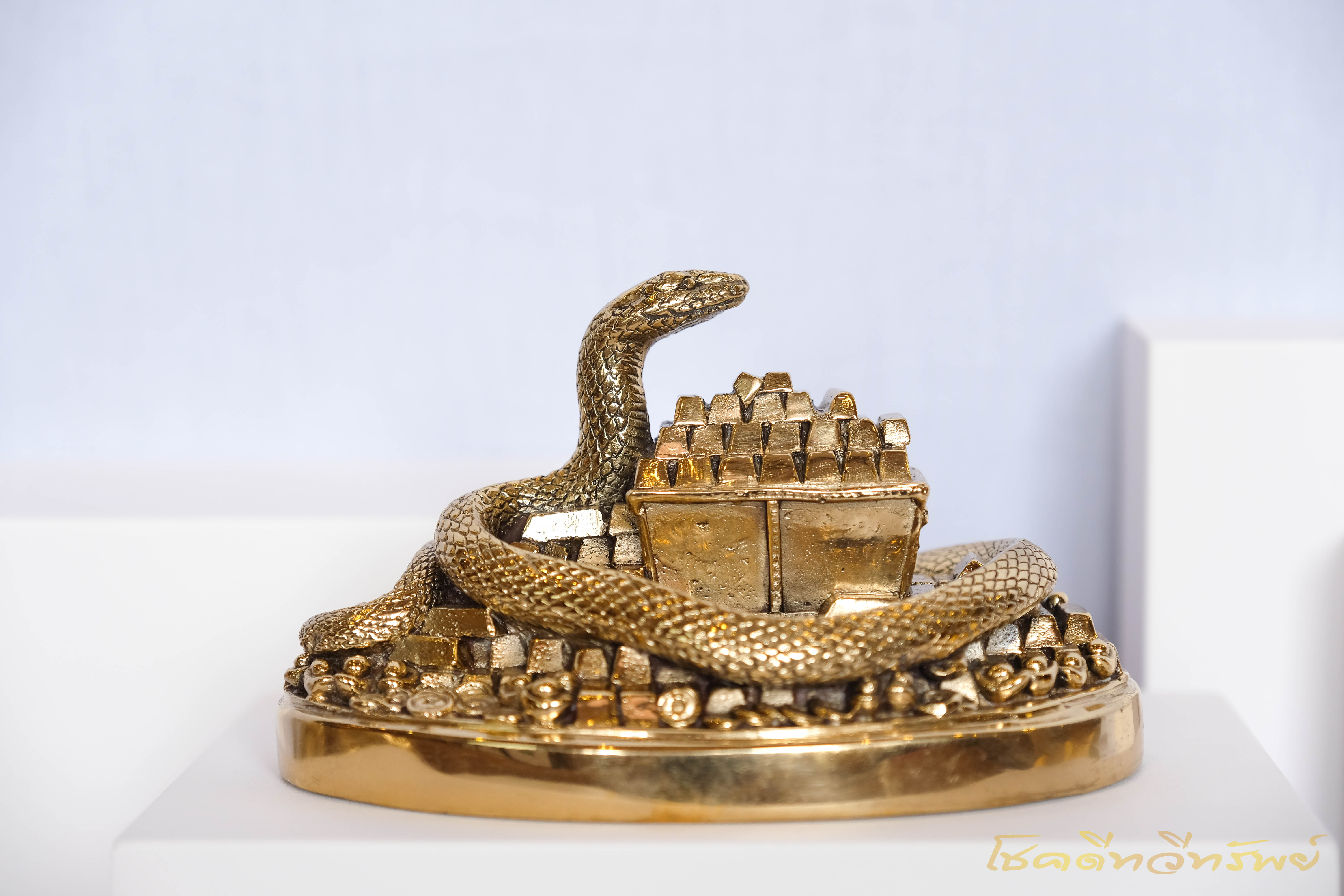 รูปปั้นงูมงคล