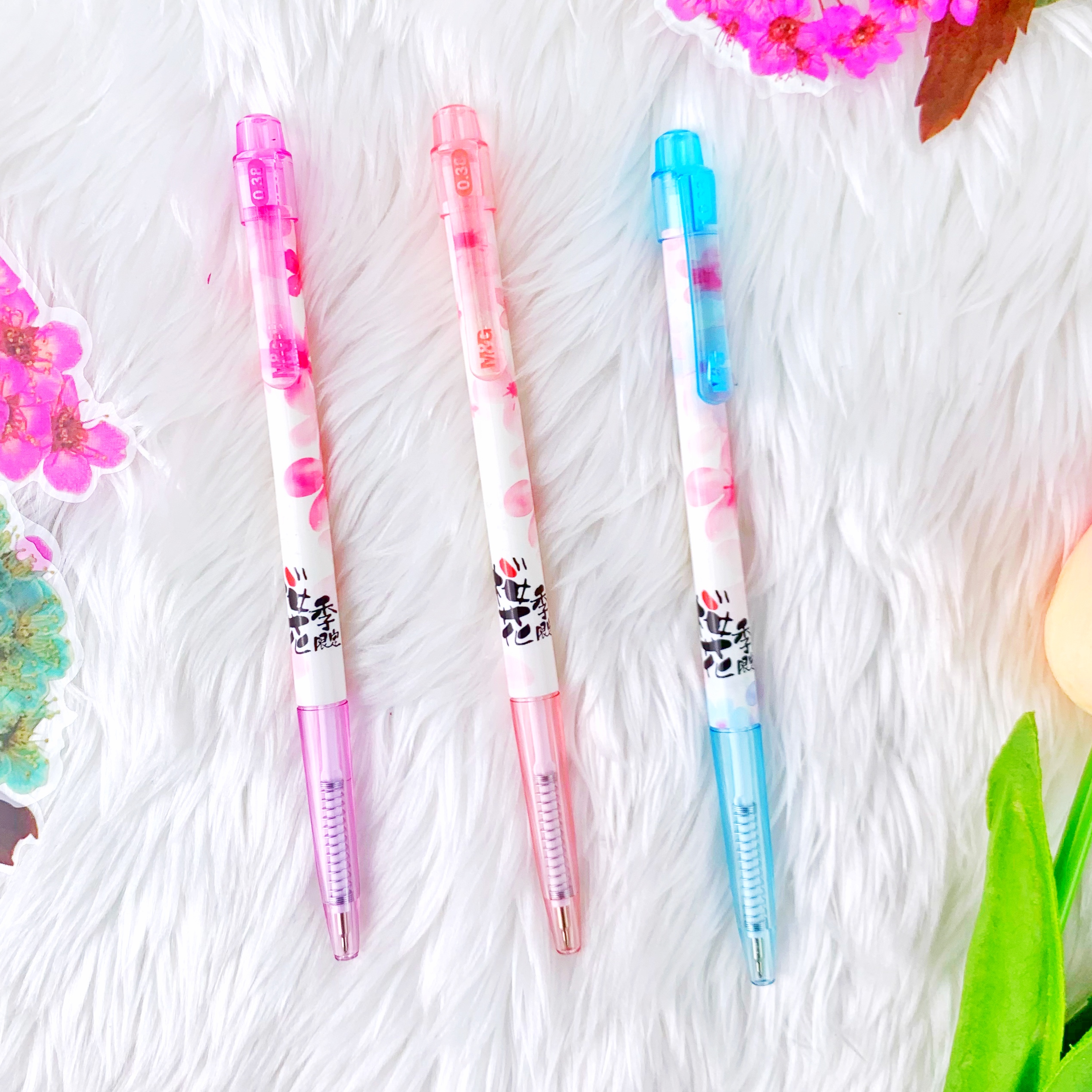 ปากกาลูกลื่นแบบกด หมึกสีน้ำเงิน ด้ามคละสี หัว 0.38mm. M&G รุ่น ABP888A7