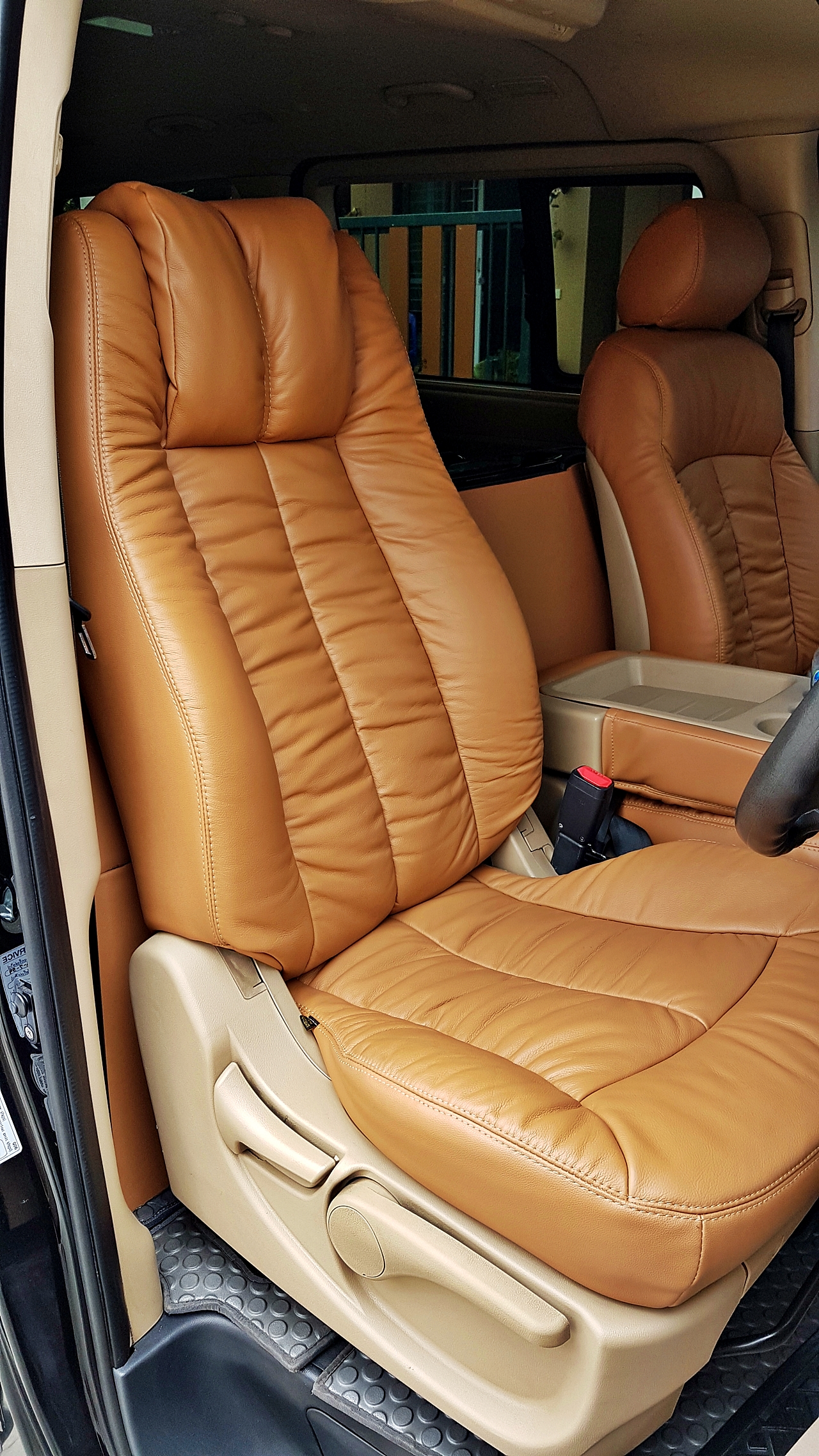 HYUNDAI H-1 DELUXE รถคุณเอกชัยศรีวิชัย [ เบาะ + คอนโซลสูง + เครื่องเสียง + ชุดแต่ง ] - ฮบ7971