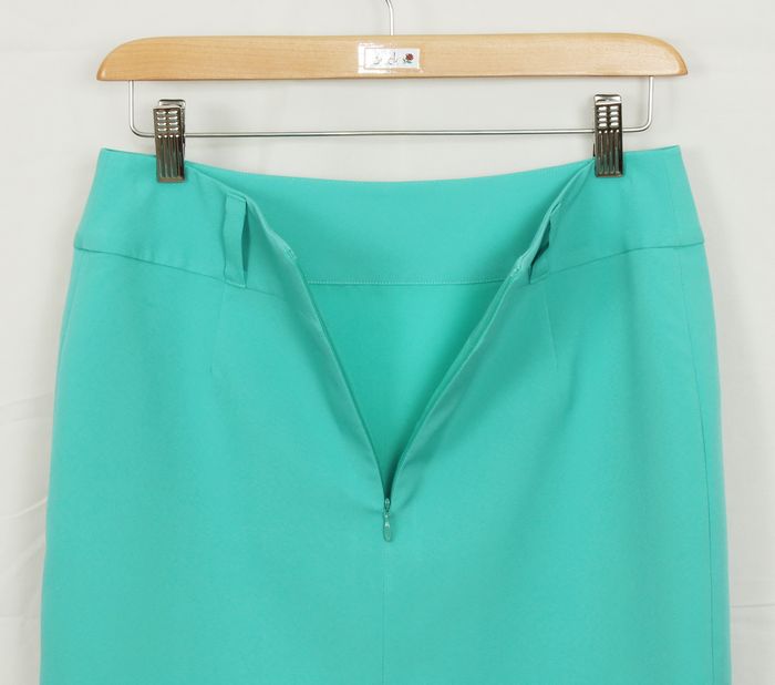 กระโปรงแฟชั่น&ทำงาน กระโปรงทรงสอบ ผ้าไหมอิตาลีสีเขียวพาสเทล ชายกระโปรงตีเกร็ดแต่งด้วกระดุม / SK-226