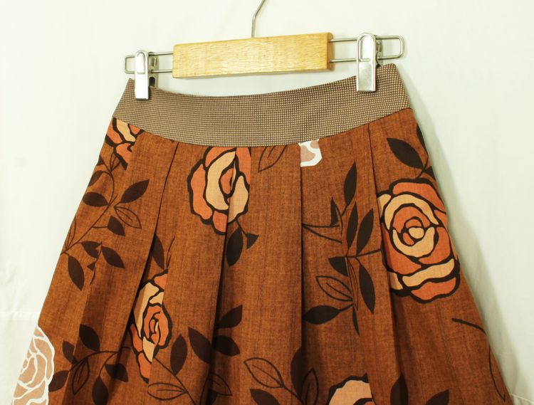 SK-138 กระโปรงแฟชั่น&ทำงาน ทรงบาน ผ้าลายดอกกุหลาบ โทนน้ำตาลอ่อน จีบทวิสรอบเอว