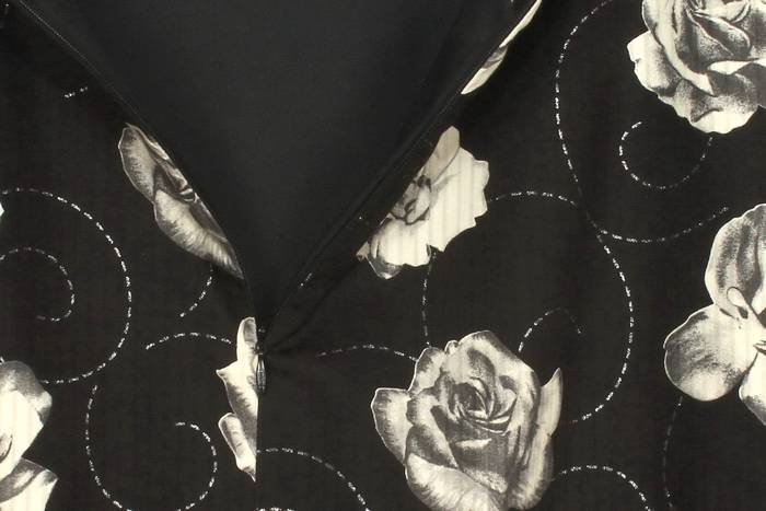 SK-210 กระโปรงแฟชั่น&ทำงาน ทรงย้วย ผ้าคอตต้อนญี่ปุ่นพิมพ์ลายดอกกุหลาบขาวพื้นดำ