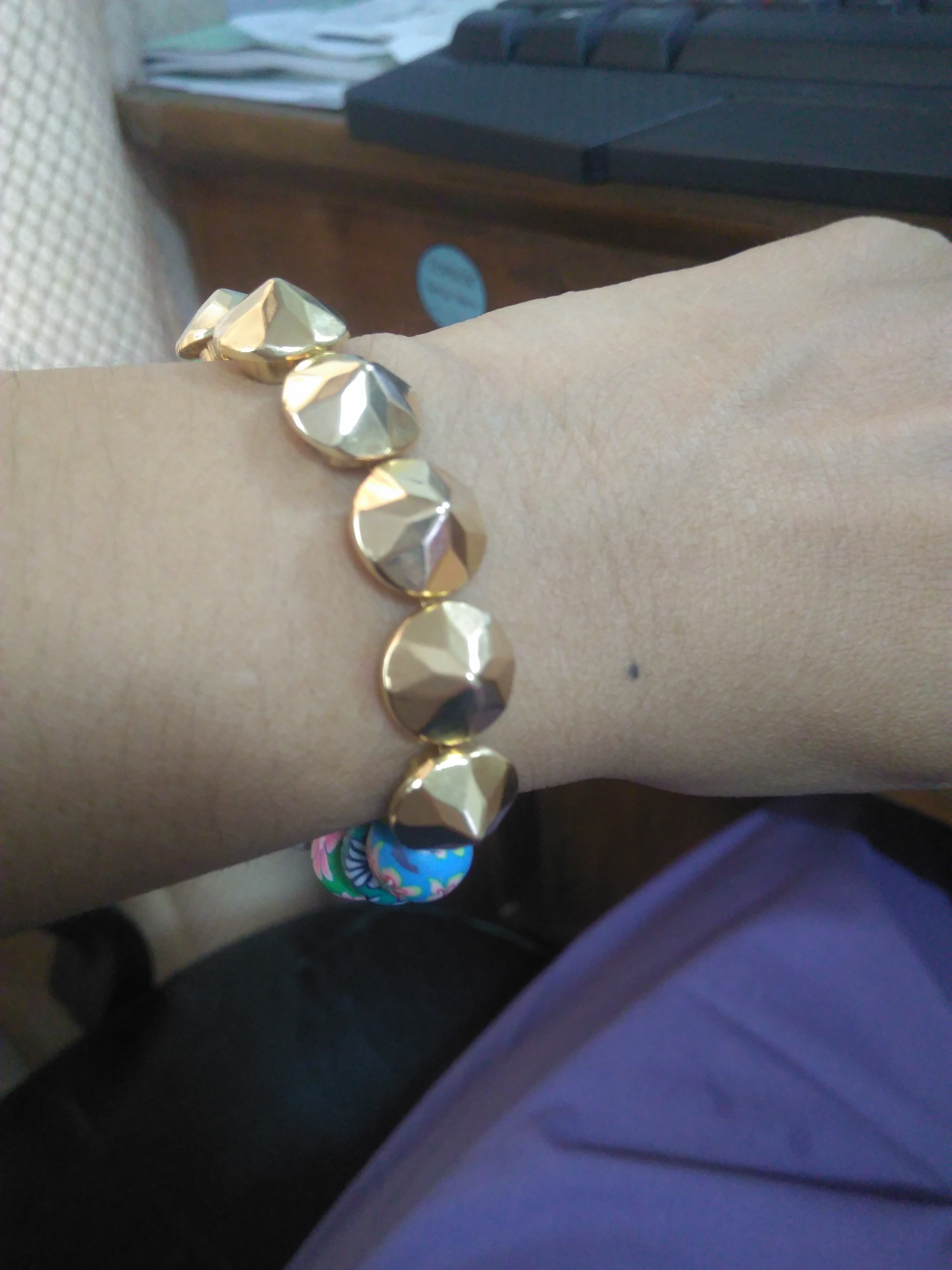 สร้อยข้อมือยางยีด โลหะสีทอง+ลูกปัดดินเผาเพ้นท์ลายดอกไม้ขนาด 10 มม. ความยาว 16-17 ซม. สำหรับข้อมือเล็ก 1 เส้น