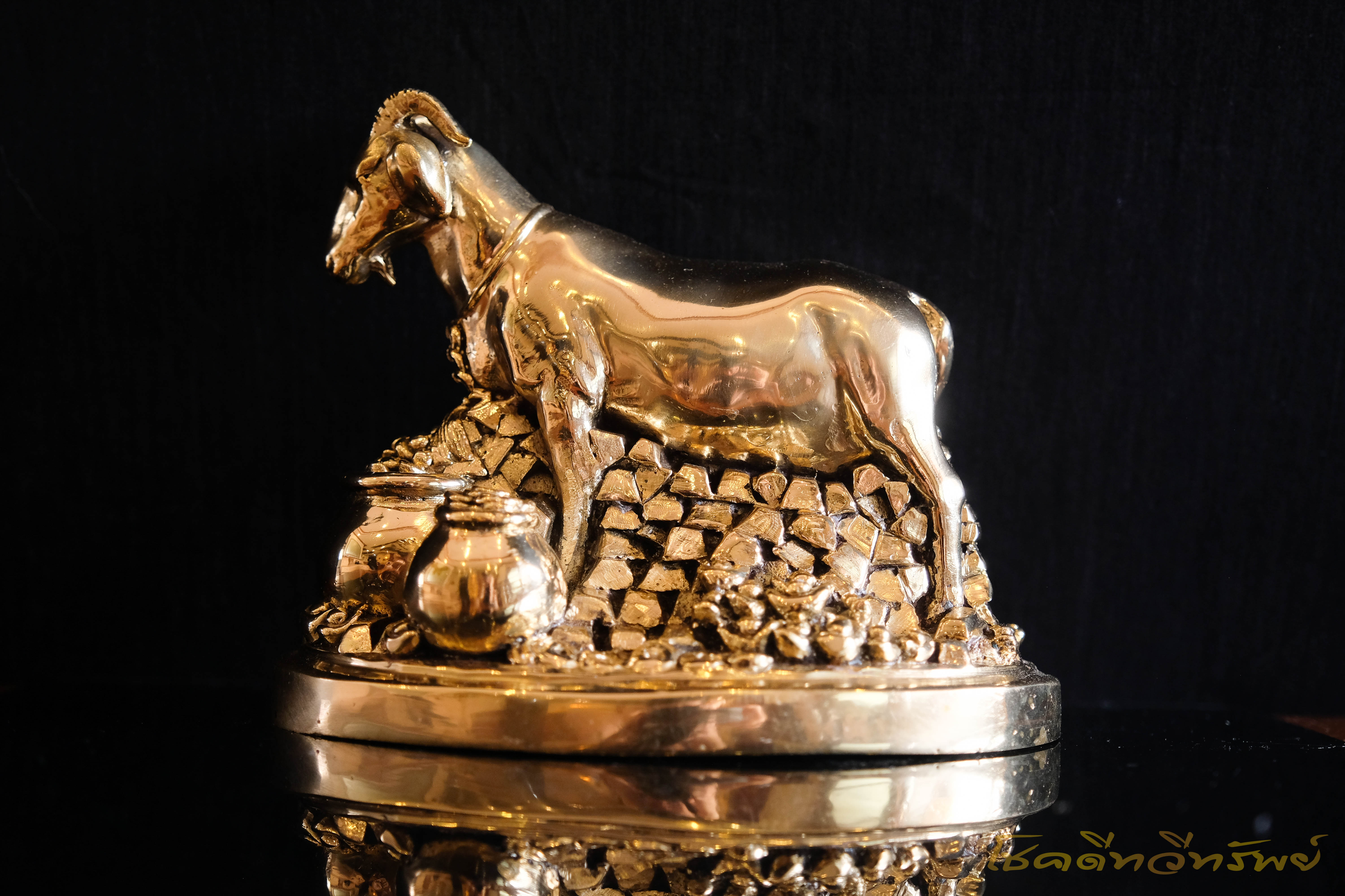 รูปปั้นแพะมงคล