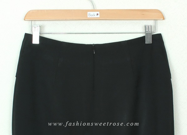 กระโปรงแฟชั่น&ทำงาน กระโปรงทรงสอบ ผ้าสลาฟญี่ปุ่นสีดำ ด้านหน้ากระโปรงดีไซน์ตัดต่อเรียบหรู / SK-353