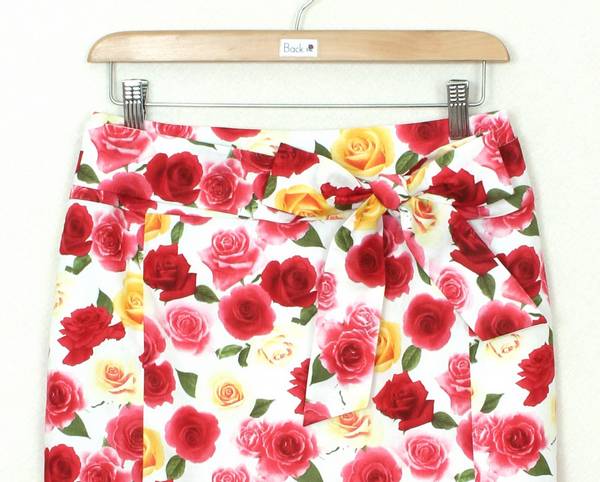 SK-338 กระโปรงแฟชั่น&ทำงาน ทรงสอบ ผ้าคอตต้อนญี่ปุ่นพิมพ์ลายดอกกุหลาบแดง ชมพู เหลือง พื้นขาว พร้อมโบว์คาดเอว