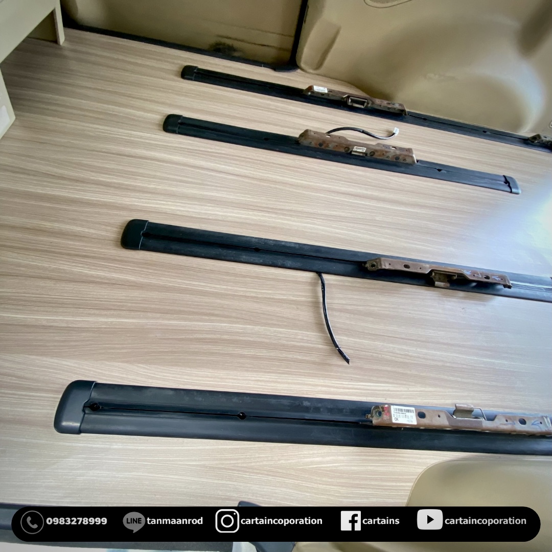 ปูพื้นลามิเนต ลายไม้แท้ สั่งทำเข้าsetกับคอนโซลเตี้ย