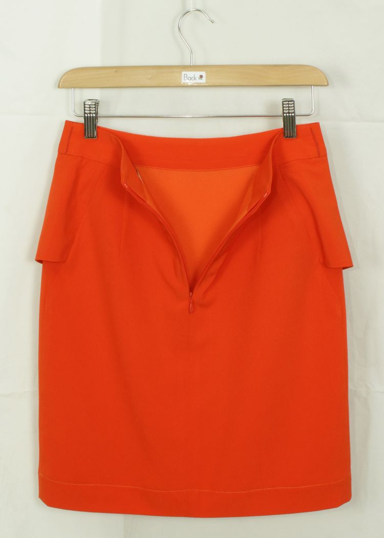 SK-070 กระโปรงทรงสอบ ผ้าไหมอิตาลีสีส้ม ด้านหน้ากระโปรงจับจีบระบาย