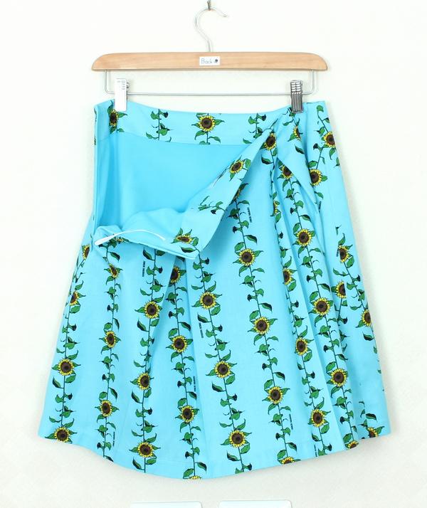 SK-346 กระโปรงแฟชั่น&ทำงาน ทรงบาน ผ้าคอตต้อนญี่ปุ่นพิมพ์ลายดอกทานตะวันพื้นสีฟ้า