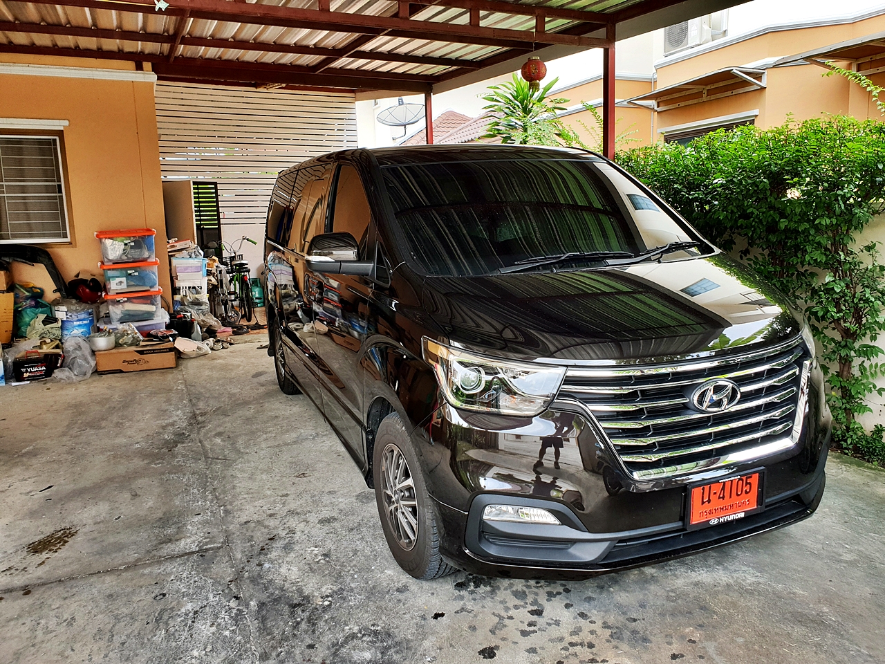 HYUNDAI H-1 ELITE 2018 [ ประตูไฟฟ้า + เบาะ vip + ท้าย 60:40 + คอนโซลทีวี32 นิ้ว ] { น4105 }
